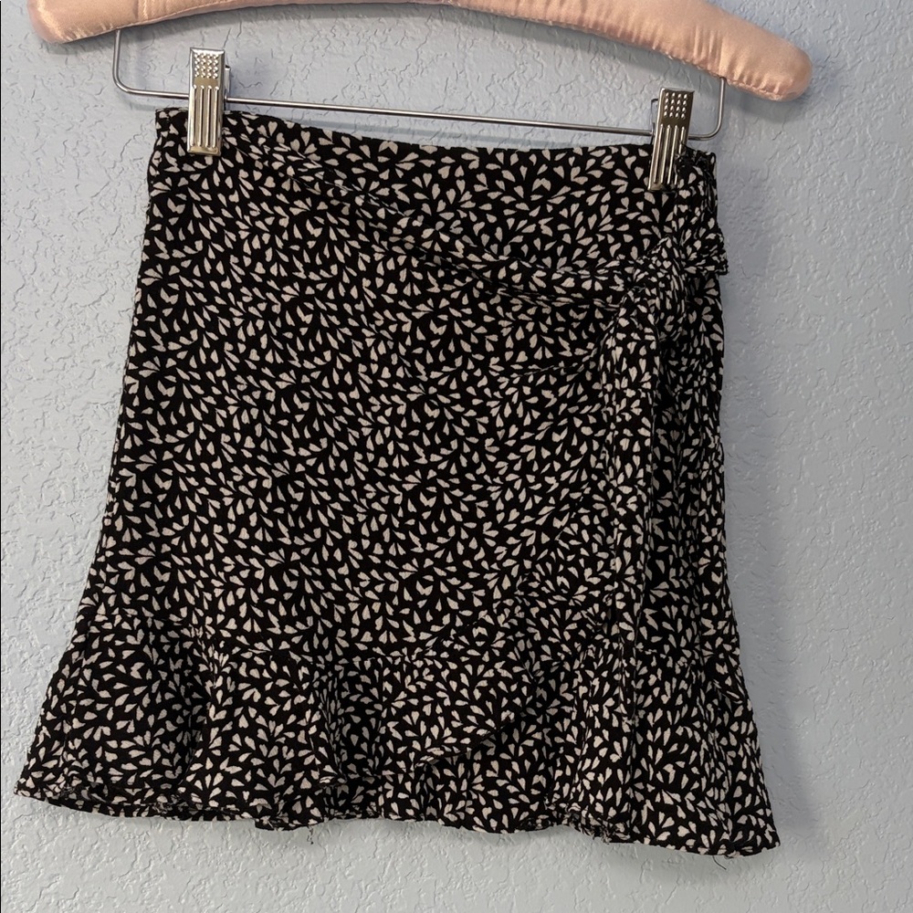 GB girls - Black & White Mini Skirt with Leaf Print Size Small
